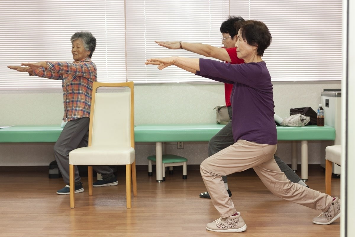 理学療法士の指導によるロコモトレーニングをする参加者さん