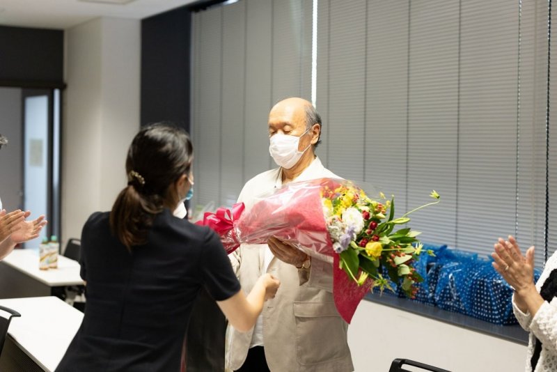 院長への花束贈呈の写真