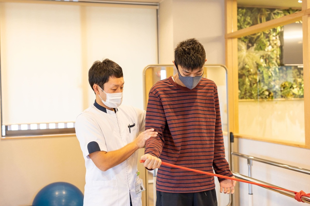 愛知県一宮市の森整形外科の理学療法士によるリハビリの写真