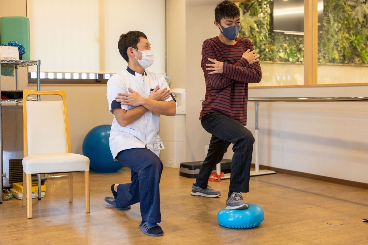 愛知県一宮市の森整形外科の理学療法士によるリハビリの写真