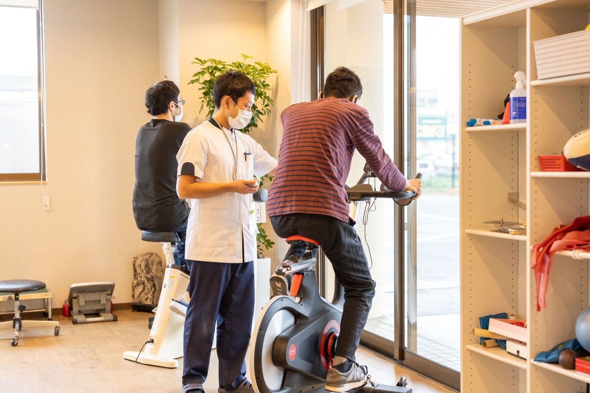 愛知県一宮市の森整形外科の理学療法士によるリハビリの写真