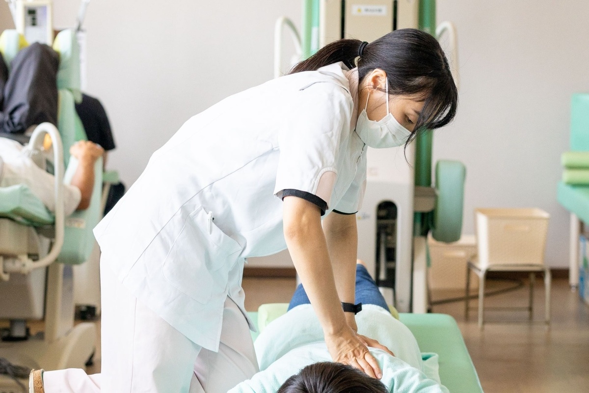 愛知県一宮市の森整形外科の柔道整復師などセラピストによるリハビリの写真