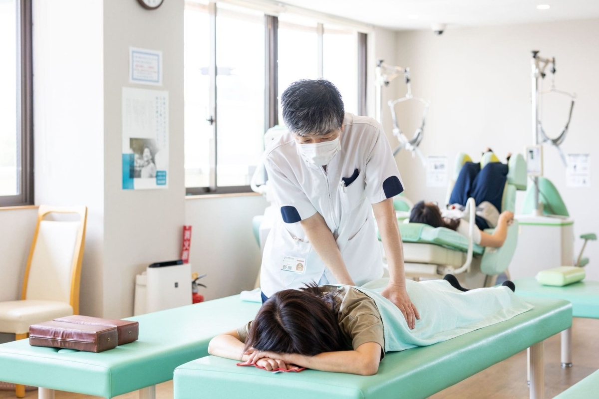 愛知県一宮市の森整形外科の柔道整復師などセラピストによるリハビリの写真