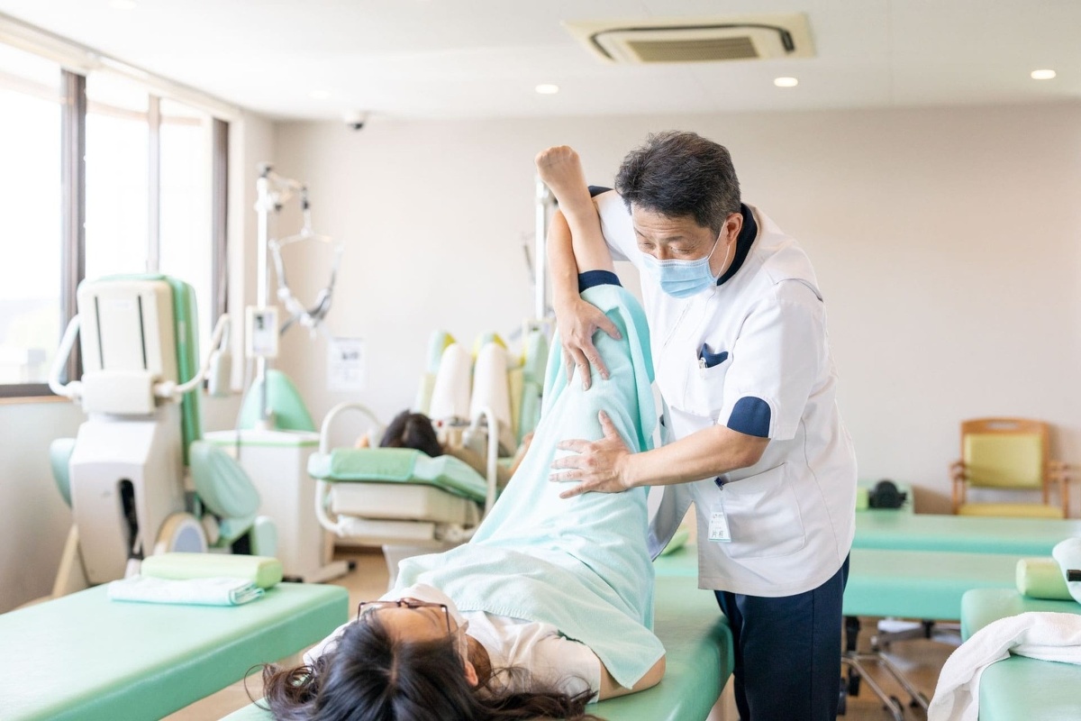 愛知県一宮市の森整形外科の柔道整復師などセラピストによるリハビリの写真