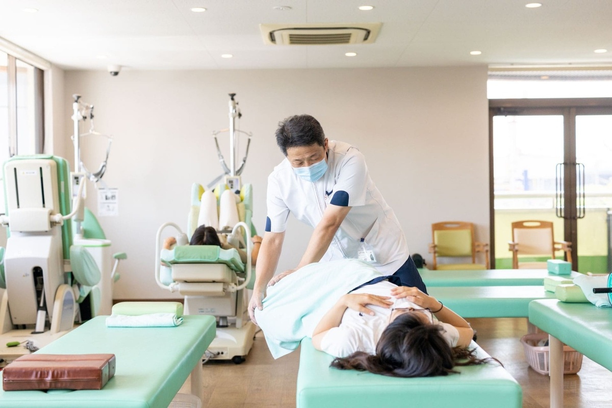 愛知県一宮市の森整形外科の柔道整復師などセラピストによるリハビリの写真