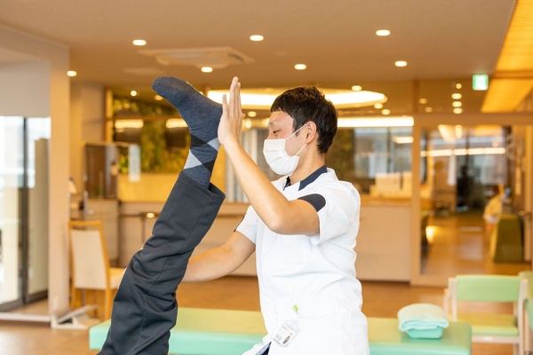 愛知県一宮市の森整形外科の理学療法士によるリハビリの写真