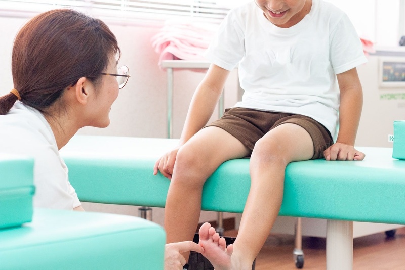 愛知県一宮市の森整形外科の理学療法士による子供のリハビリの写真