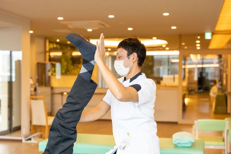 愛知県一宮市の森整形外科の理学療法士によるリハビリの写真