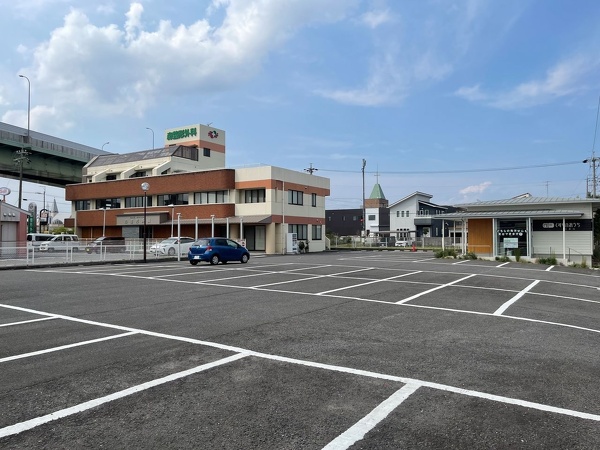 愛知県一宮市の森整形外科の南側駐車場写真
