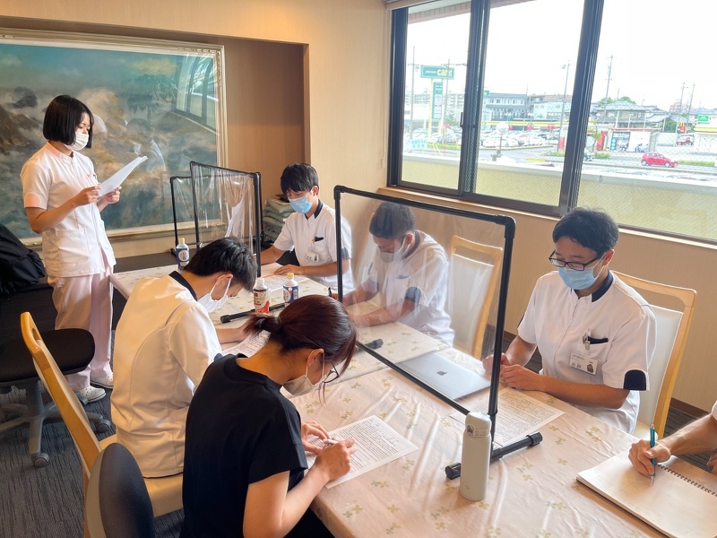愛知県一宮市の森整形外科のリハビリの症例発表勉強会の写真